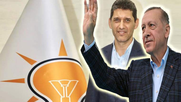 AK Parti logosu önünde, bir erkek el sallarken yanında duran başka bir erkek görülüyor.
