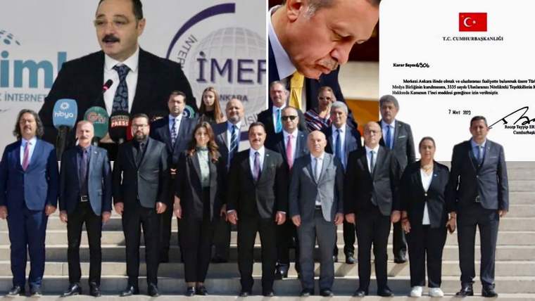 Bir grup insan, resmi bir etkinlikte poz veriyor; arka planda bir kişi konuşma yapıyor.
