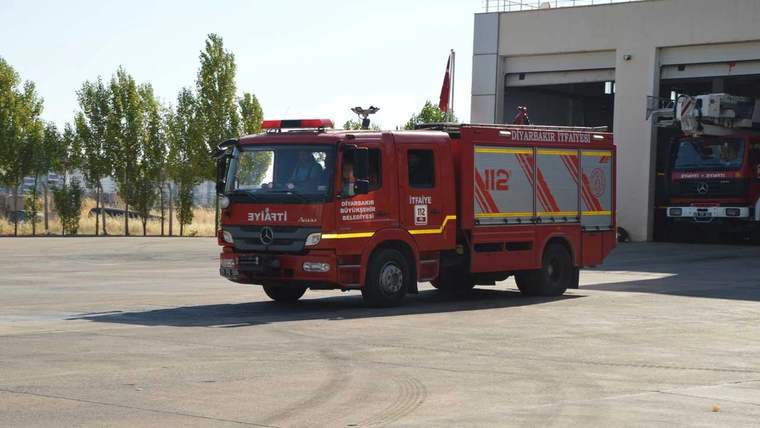 Diyarbakır’da apartman yangınında 3’ü çocuk 5 kişi hastaneye kaldırıldı - Birlik Haber Ajansı