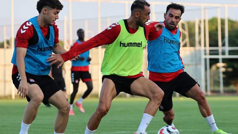 Antrenman yapan Sivasspor futbolcuları, yeşil ve mavi yelekler giymiş.