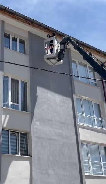 Sivas'ta İpe Takılan Mahsur Kuş, İtfaiyenin Çabasıyla Kurtarıldı!