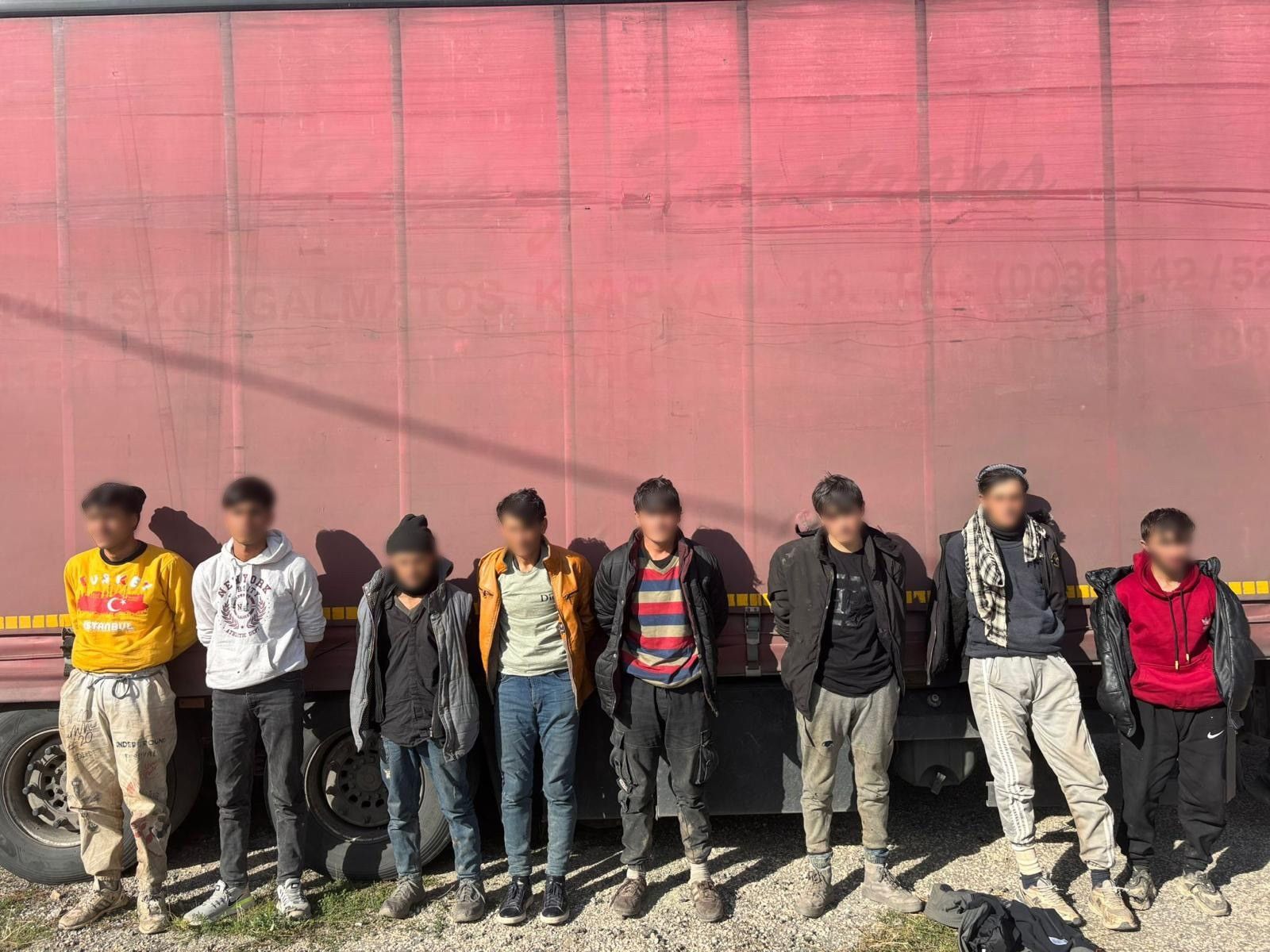 Sivas Suşehri'nde İlaç Yüklü Tırda Şok Eden Kaçak Göçmen Olayı: 8 Kişi Yakalandı