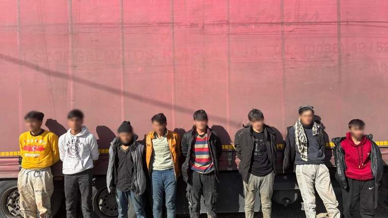 Sivas Suşehri'nde İlaç Yüklü Tırda Şok Eden Kaçak Göçmen Olayı: 8 Kişi Yakalandı