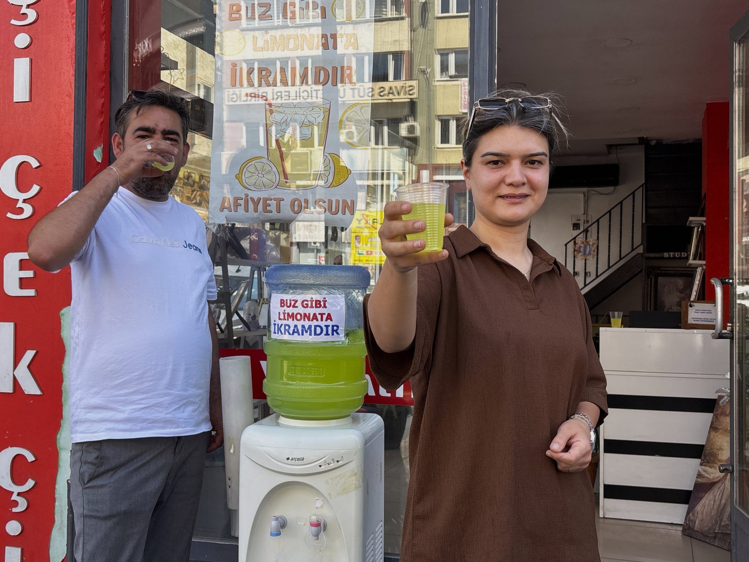 Sivas’ta Fotoğrafçı Çiftin Sıcaklara Karşı İyilik Hareketi: Ücretsiz Limonata İkramı