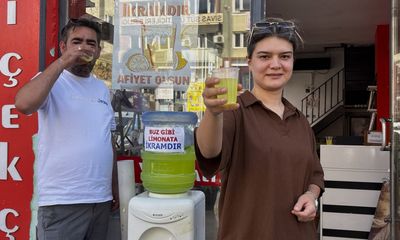 Sivas’ta Fotoğrafçı Çiftin Sıcaklara Karşı İyilik Hareketi: Ücretsiz Limonata İkramı