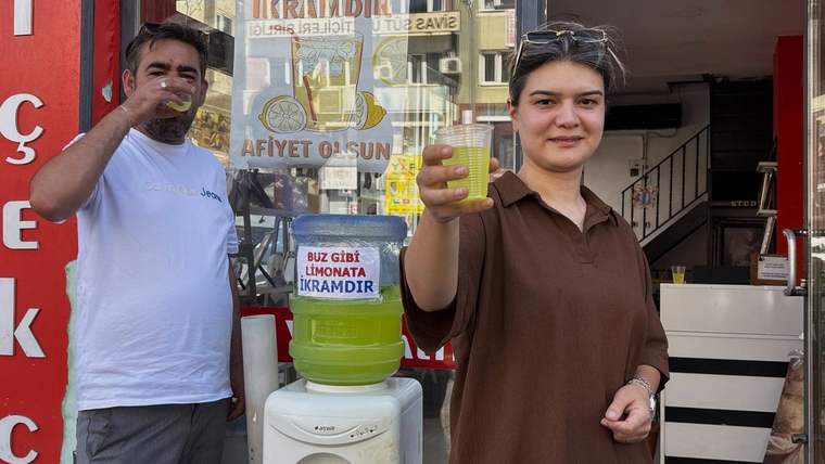 Sivas’ta Fotoğrafçı Çiftin Sıcaklara Karşı İyilik Hareketi: Ücretsiz Limonata İkramı