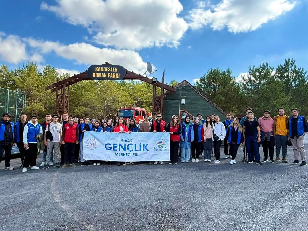 Sivas'ta Gençler Dijital Denge İçin Doğa Yürüyüşünde Buluştu