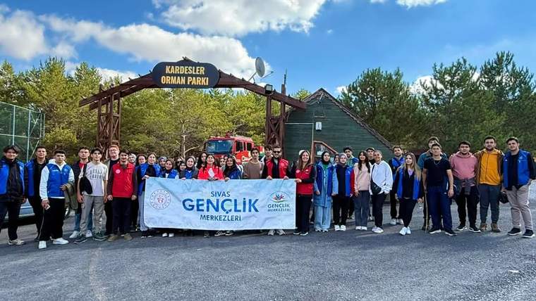 Sivas'ta Gençler Dijital Denge İçin Doğa Yürüyüşünde Buluştu