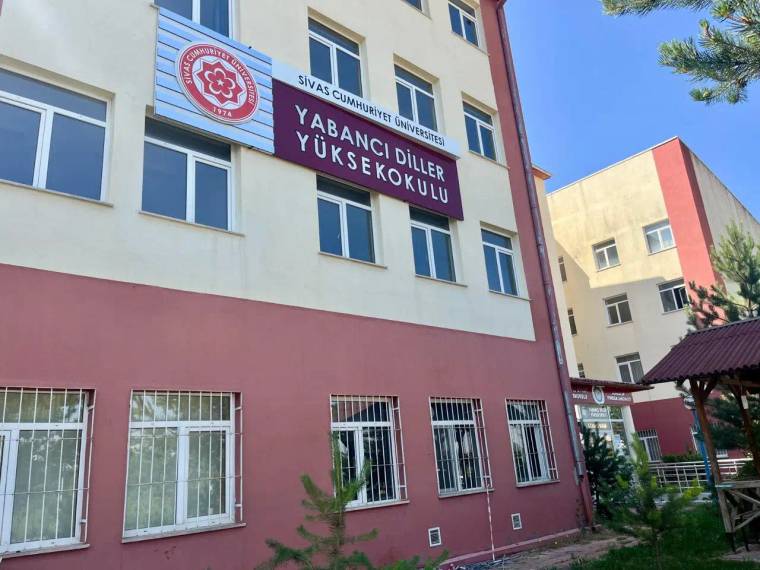 Sivas Cumhuriyet Üniversitesi Yabancı Diller Yüksekokulu yazılı tabelanın bulunduğu okul binası