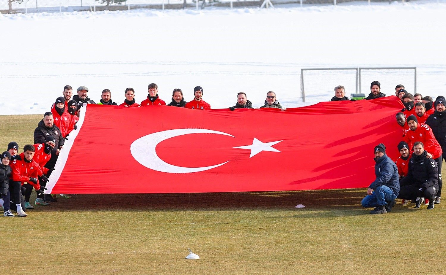 Sivasspor’dan Türk Bayrağına Yapılan Saldırıya Net Tepki: Antrenman Öncesi Anlamlı Mesaj