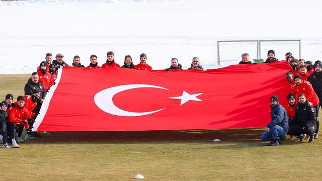 Sivasspor’dan Türk Bayrağına Yapılan Saldırıya Net Tepki: Antrenman Öncesi Anlamlı Mesaj