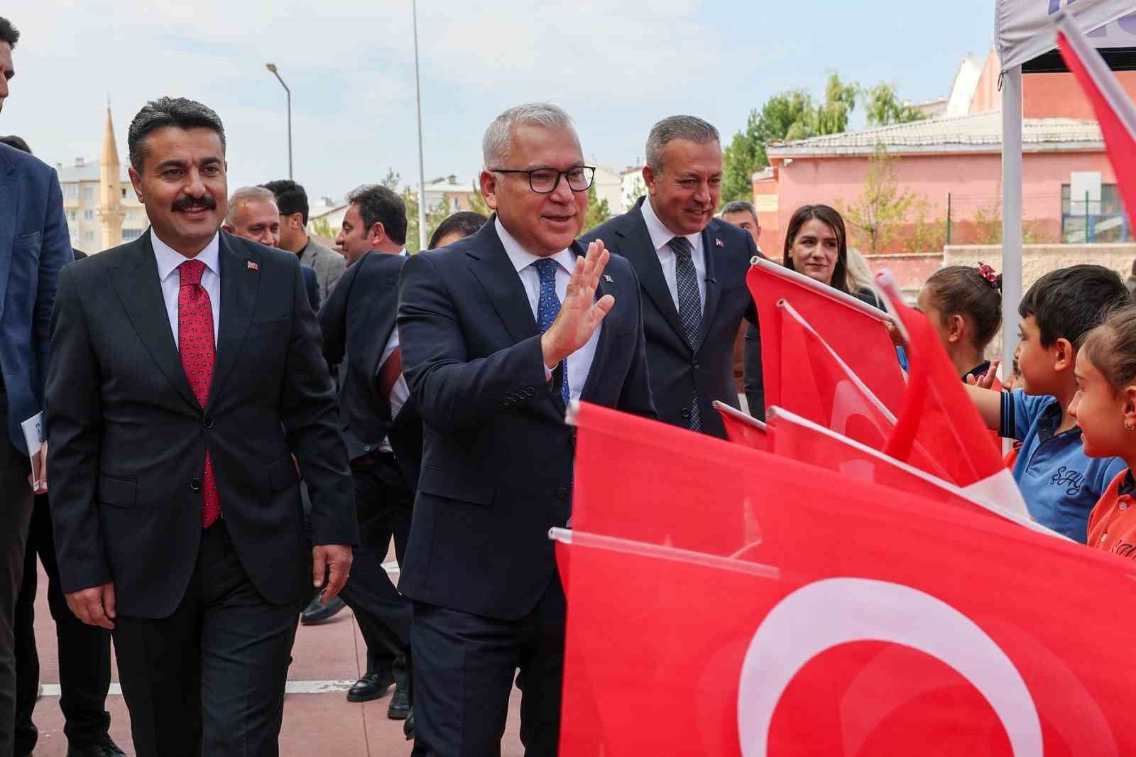 Sivas’taki kutlamada öğrenciler sahneye çıktı, Vali konuştu