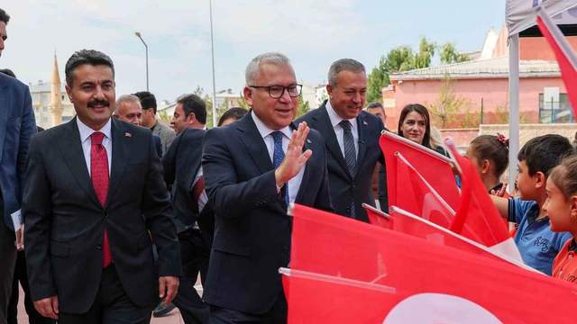 Sivas’taki kutlamada öğrenciler sahneye çıktı, Vali konuştu