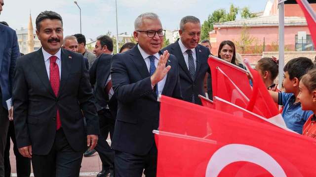Sivas’taki kutlamada öğrenciler sahneye çıktı, Vali konuştu