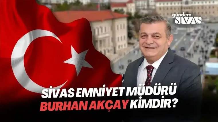 Türk bayrağının önünde bir kişi gülümseyerek poz veriyor, arka planda bir şehir manzarası görünmekte.