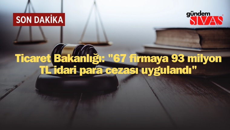 Ahşap masa üzerinde hukuk terazisi, tokmak ve kalın bir hukuk kitabı görülüyor.