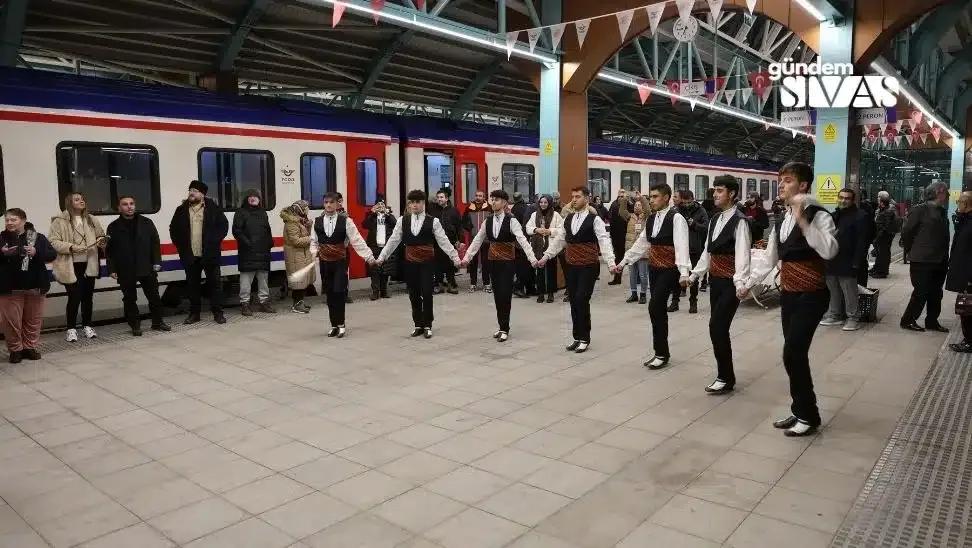 Doğu Ekspresi Yolcuları Sivas Halayıyla Karşılandı