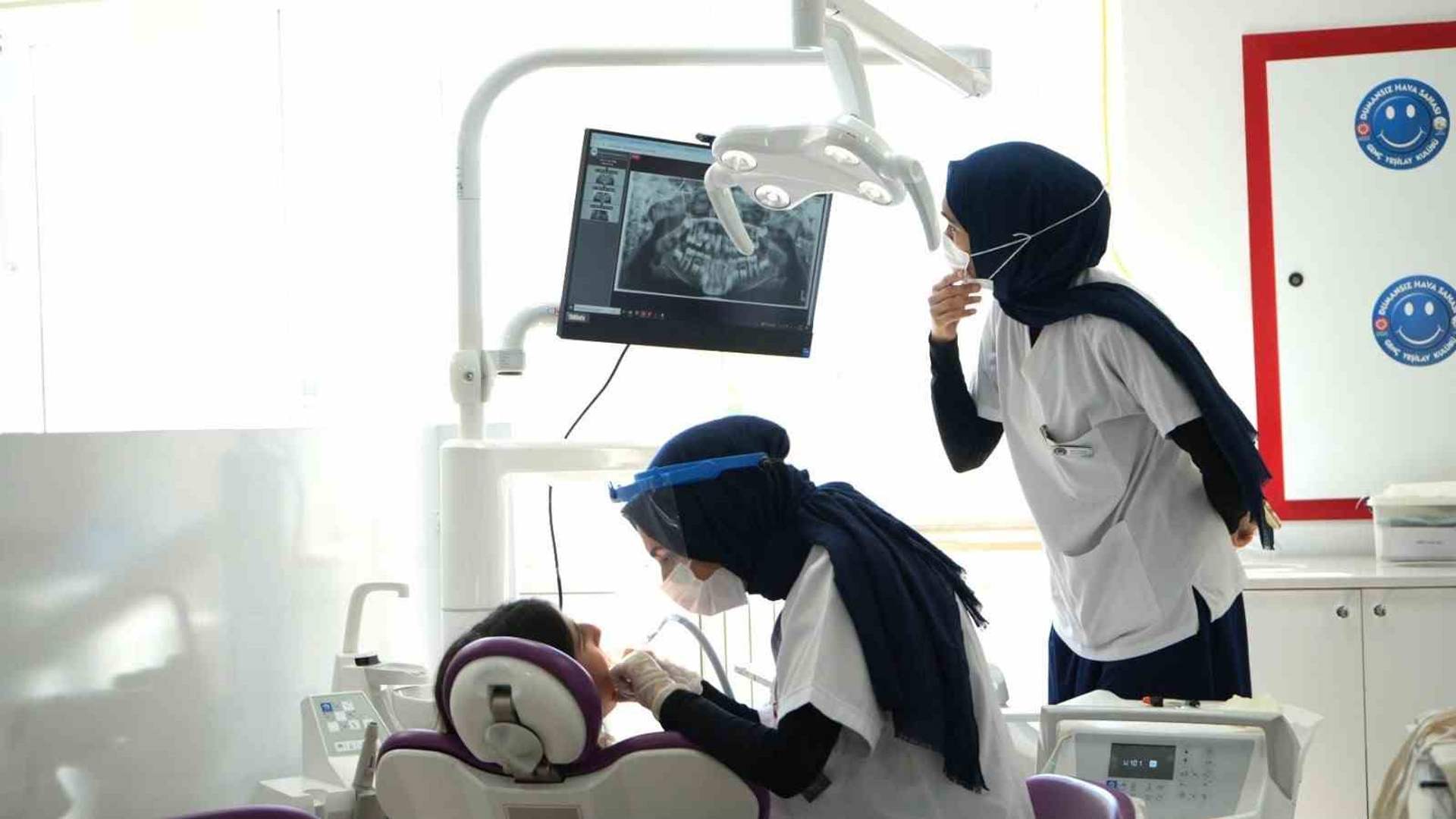 Sivas Cumhuriyet Üniversitesi uzmanı, okul öncesi diş kontrolü ve düzenli bakımın önemine dikkat çekti.