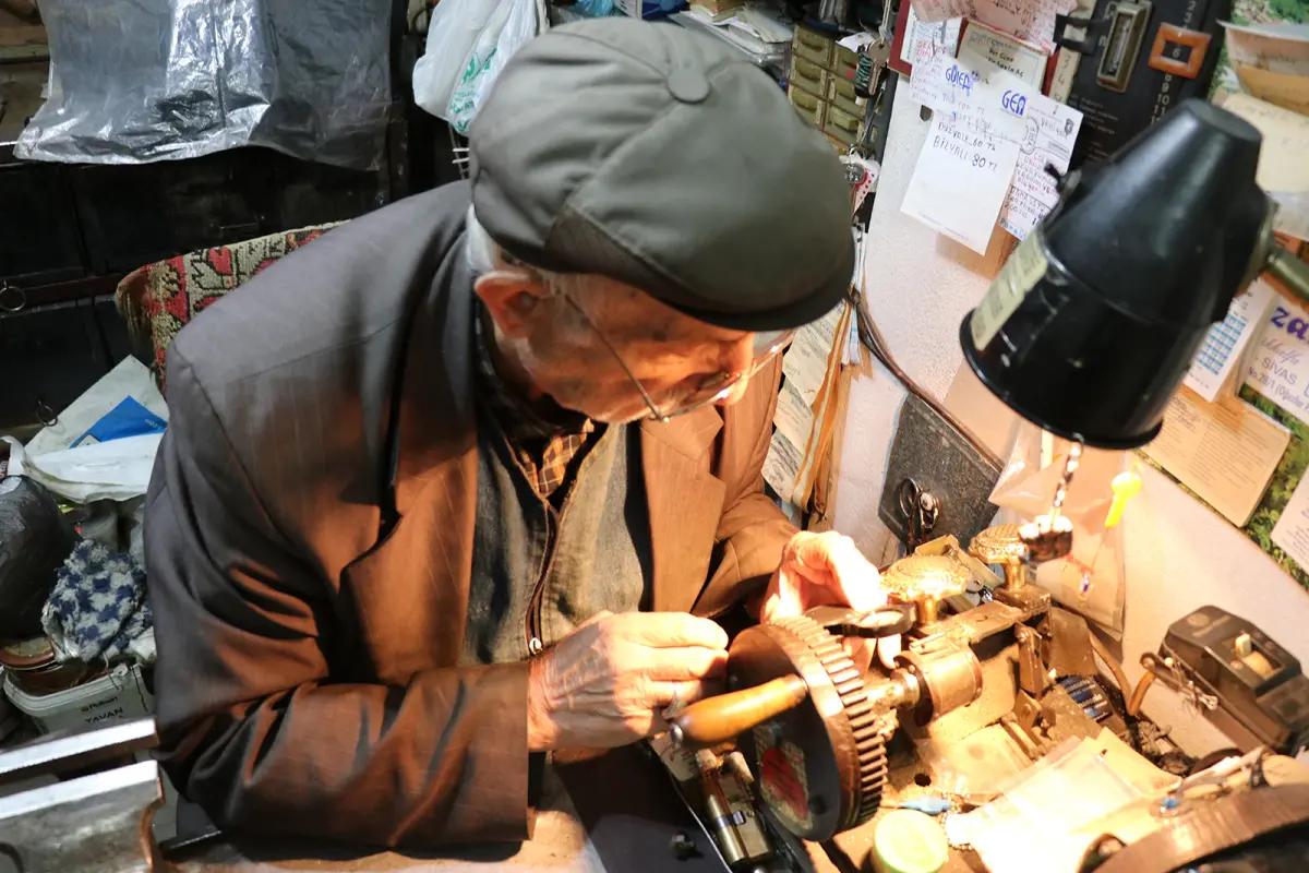55 Yıldır Aynı Makineyle Anahtar Yapıyor: “Bu İş Hata Kabul Etmez”