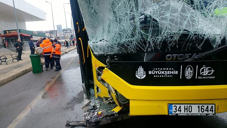 Silivri’de İETT otobüsü minibüse çarptı: 3 yaralı - Birlik Haber Ajansı