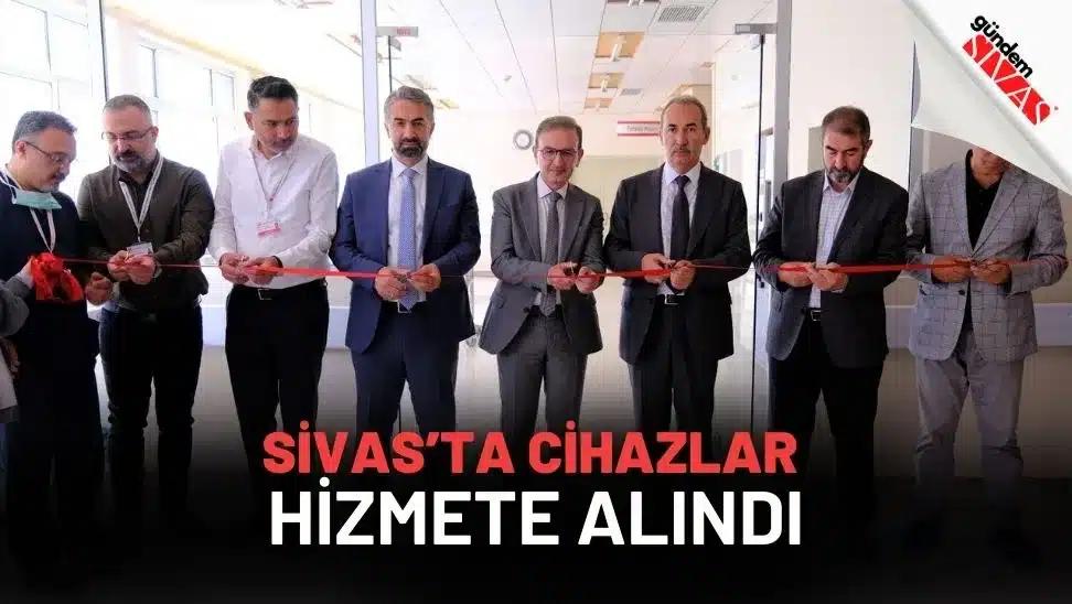 Kurdele kesen bir grup erkek, yeni cihazların açılışını yapıyor.