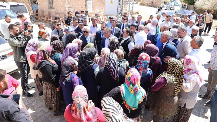 Köyde toplanmış kalabalık bir grup, Vali Şimşek ile etkileşimde bulunuyor.