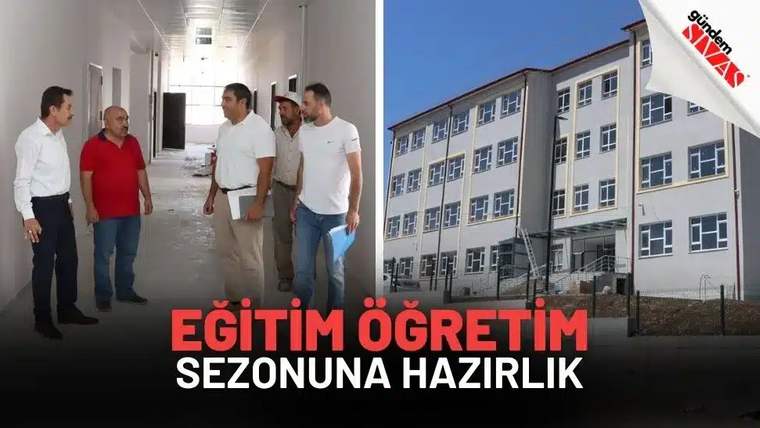 Koridorda beş kişi yürürken, yan tarafta çok katlı bir okul binası ve pencereleri görülüyor.