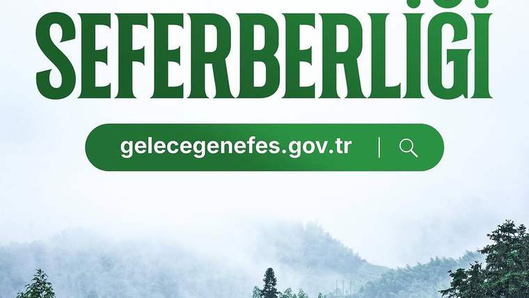 Yeşil Vatan Seferberliği yazılı bir afiş, arka planda ağaçlar ve sisli bir doğa manzarası var.