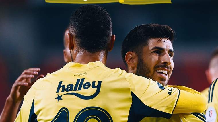 Sarı formalı iki futbolcu kutlama yapıyor; üstte “Maç Sonucu”, altta takım logoları arasında 0-4 skoru görülüyor.