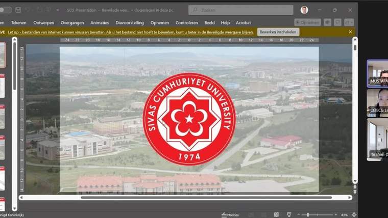 Sunum ekranında, kampüs görüntüsü üzerinde Sivas Cumhuriyet Üniversitesi’nin kırmızı logolu amblemi yer alıyor.