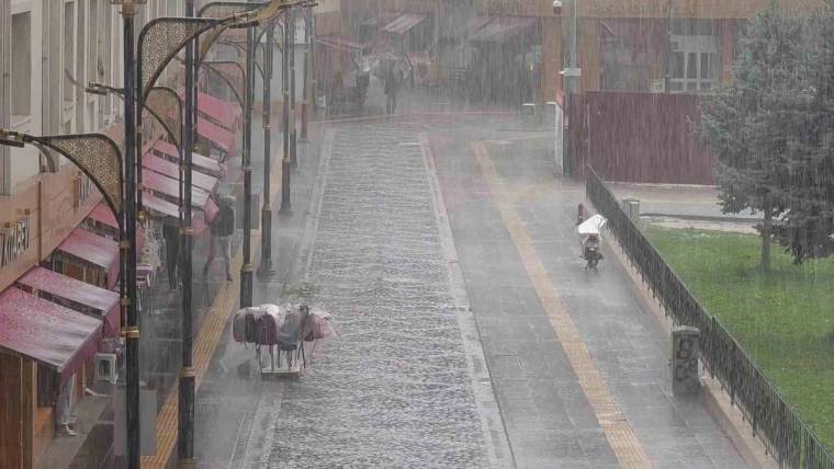 Sivas’ta kuvvetli sağanak maddi hasara yol açtı