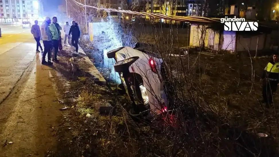 Kontrolden Çıkan Otomobil Yan Yattı
