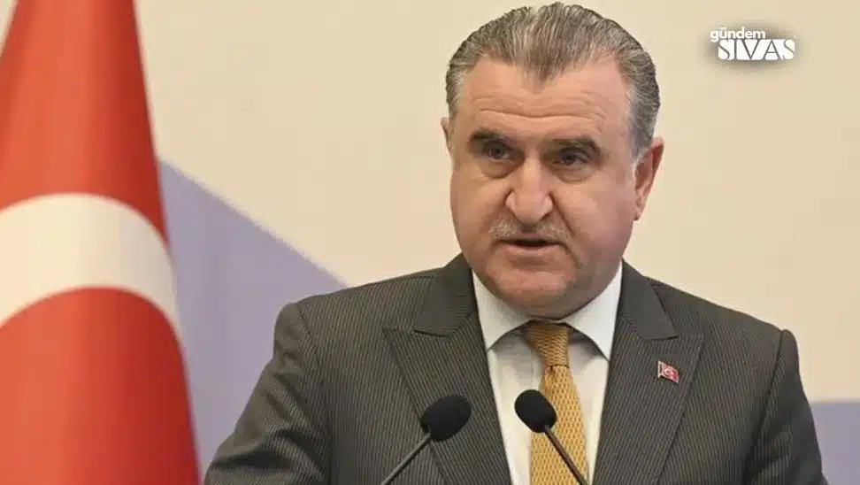 Karekod uygulaması hakkında konuşan bir kişi, mikrofonun önünde duruyor.