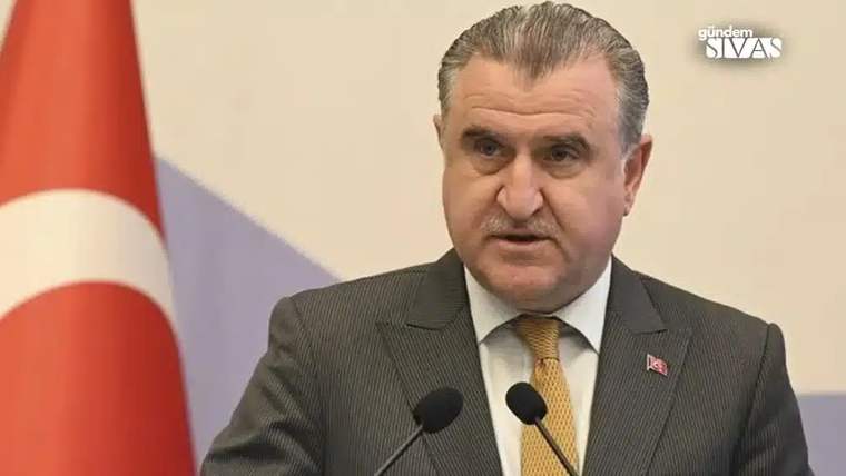 Karekod uygulaması hakkında konuşan bir kişi, mikrofonun önünde duruyor.