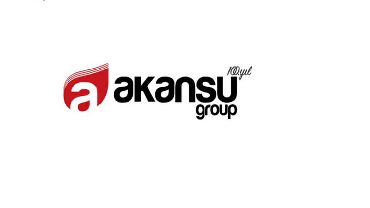 Beyaz zemin üzerinde kırmızı simgeli, siyah harflerle “akansu group” yazan şirket logosu bulunuyor.