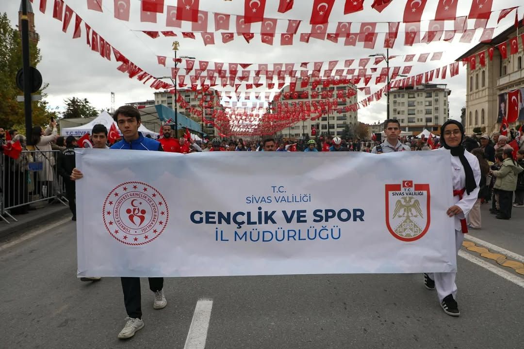 Sivas'ta 102. Yıl Coşkusu: Sporcular ve Gençler Geçit Töreninde Buluştu