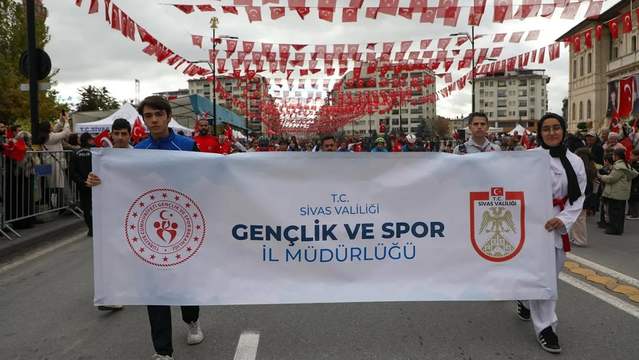 Sivas'ta 102. Yıl Coşkusu: Sporcular ve Gençler Geçit Töreninde Buluştu