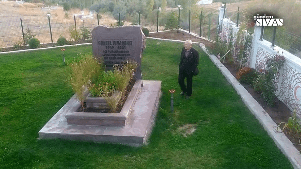 Sivaslı Adam Eşini Bu Mezarla Anıyor