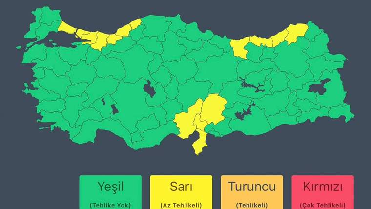 Türkiye haritasında, yeşil, sarı, turuncu ve kırmızı renklerle tehlike seviyeleri gösteriliyor.
