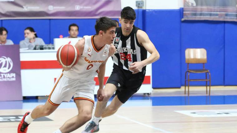 Basketbol maçında Galatasaray ve Beşiktaş takımlarından oyuncular top peşinde koşuyor.