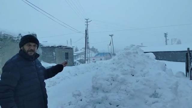Sivas’ta Tipi Hayatı Felç Etti: Altınyayla’da Kar Yer Yer 3 Metreyi Buldu