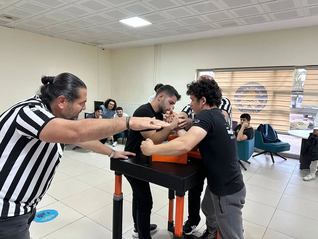 Sivas'ta Yurtlar Arası Cumhuriyet Bilek Güreşi Turnuvası Coşkusu
