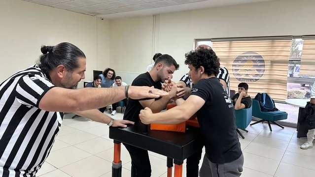 Sivas'ta Yurtlar Arası Cumhuriyet Bilek Güreşi Turnuvası Coşkusu