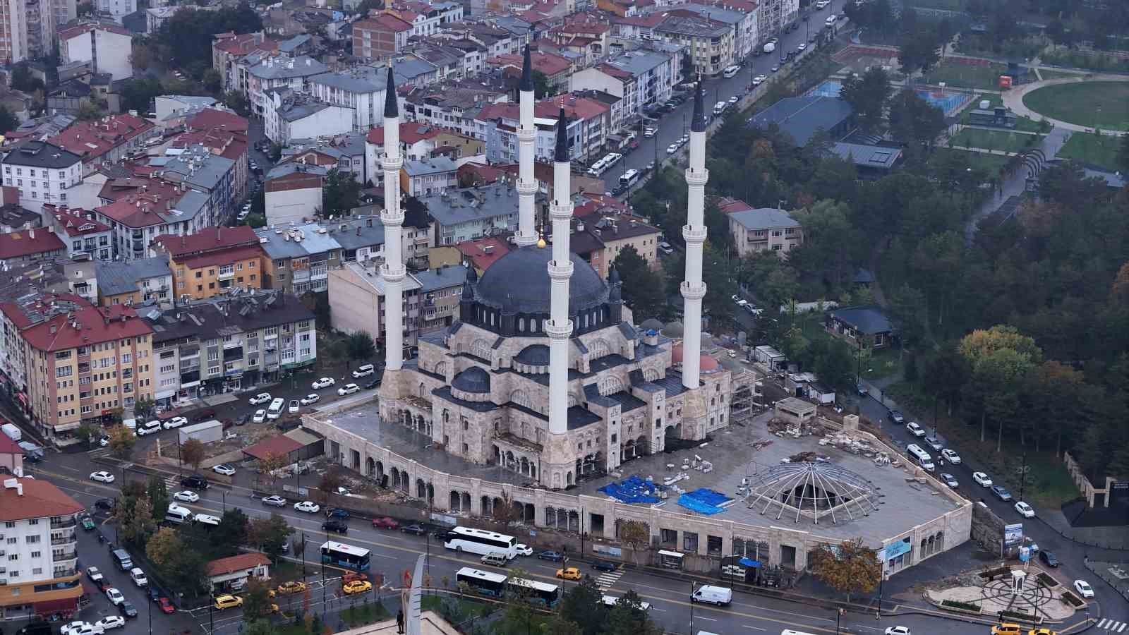 17 bin metrekarelik Merkez Camii’nde ilk ezan okundu