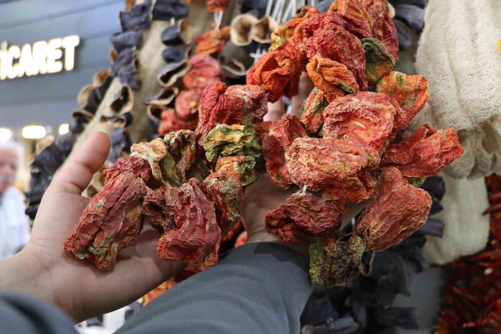 Sivas pazarında hazır kurutmalık biber ve patlıcan talebi arttı