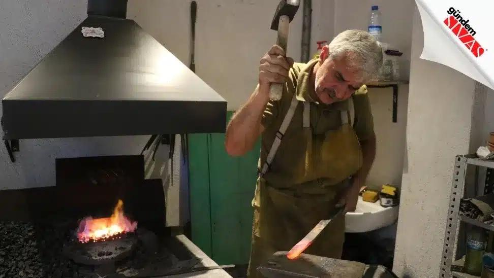 Ağzı Hiç Bozulmadan 20’lik İnşaat Çivisini Kesiyor