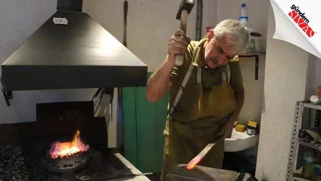 Ağzı Hiç Bozulmadan 20’lik İnşaat Çivisini Kesiyor