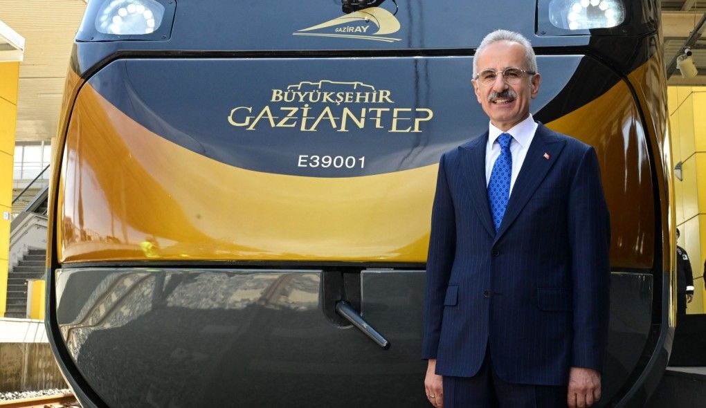 Gaziray’da kullanılacak ilk milli banliyö tren seti raylara çıktı - Birlik Haber Ajansı