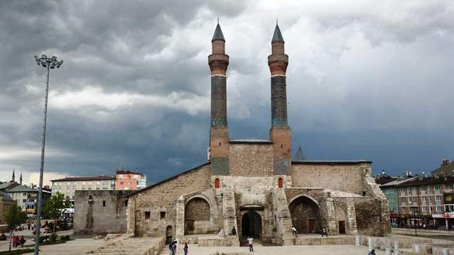 Sivas’ın İncisi: Çifte Minareli Medrese Ziyaretçilerini Büyülüyor