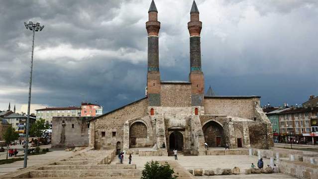 Sivas’ın İncisi: Çifte Minareli Medrese Ziyaretçilerini Büyülüyor